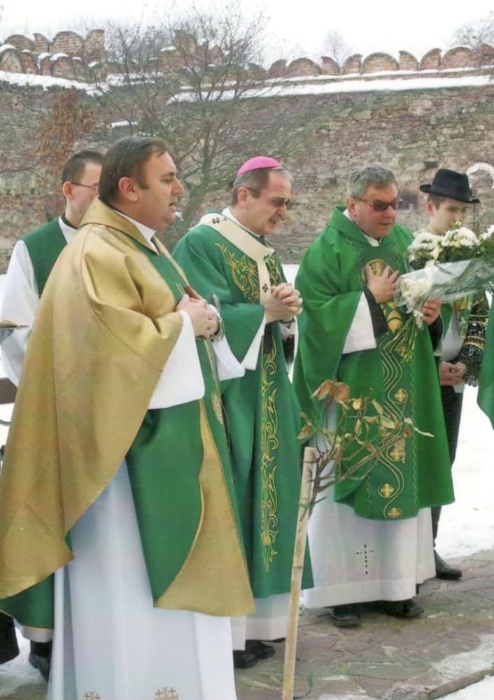 J.E. arcibiskup S.Zvolenský pri hrobe A.Paulena