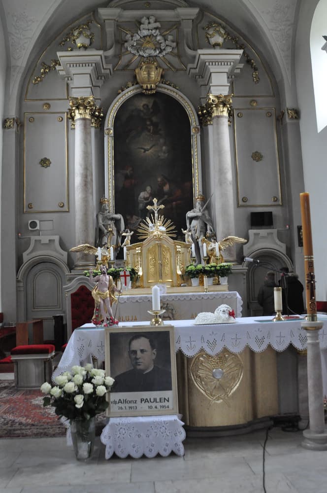 Kostol sv.Anny v Šenkviciach je slávnostne pripravený na radostnú udalosť.